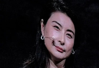 郭晶晶现身上海演讲，紧张到双手握拳，穿正装与杨紫琼同台显谦卑