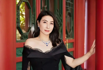 郭晶晶换风格美出新高度，穿露肩衫女人味爆棚，妩媚到差点认不出
