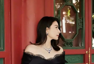 郭晶晶换风格美出新高度，穿露肩衫女人味爆棚，妩媚到差点认不出