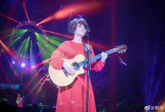 67岁蔡琴演唱会翻车，迟到40分钟才开唱，观众买高价票成冤种