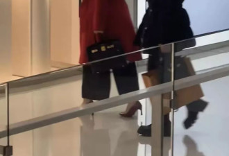 李湘又带王诗龄逛街，路人镜头下胖成"圣诞树"
