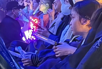 郑秀文看华仔演唱会,紧挨着朱丽蒨见证华仔秀恩爱
