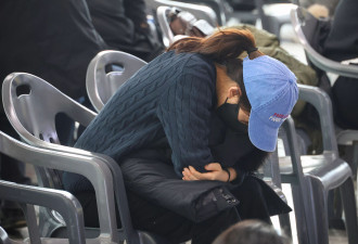 韩空难现场弥漫血腥,家属认尸哭了:一眼认出女儿