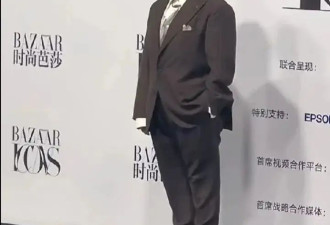 55岁韩红瘦40斤似换了一个人，穿条纹西装染金发美到差点认不出，百万天珠很抢眼！