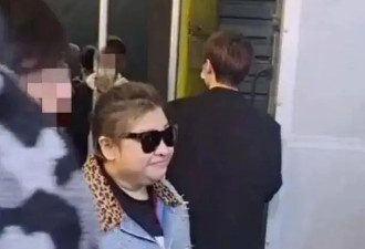 55岁韩红瘦40斤似换了一个人，穿条纹西装染金发美到差点认不出，百万天珠很抢眼！