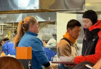 王宝强父子到日本滑雪，14岁王子豪比爸爸高壮，鼻子高挺皮肤白皙