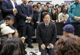 李在明机场跪地慰问遇难者家属，递上自己的手帕