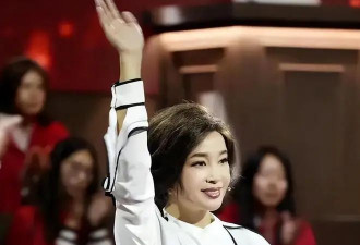 74岁刘晓庆泳装照曝光，穿红色泳衣身姿挺拔，泳姿优美，丰腴性感秒杀白幼瘦