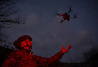 美军援乌克兰800亿，提供防空系统、火炮与无人机