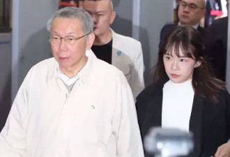 柯文哲旁边又多一“贴身美女”，她是谁？