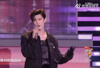 “偷偷藏不住”男星跨年忘拿麦克风 对嘴被抓包