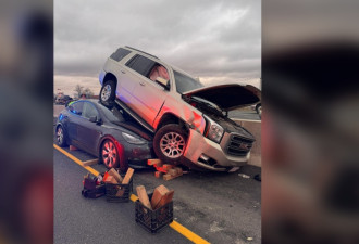 Burlington西行QEW高速公路 SUV冲上Tesla车顶