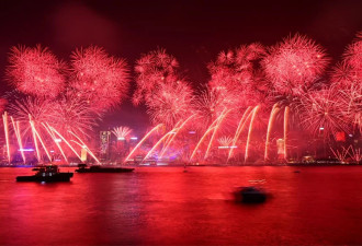 香港举办盛大烟花秀迎接2025年的到来...