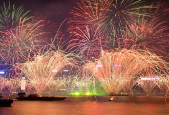 香港举办盛大烟花秀迎接2025年的到来...