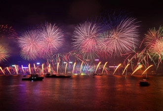 香港举办盛大烟花秀迎接2025年的到来...