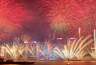 香港举办盛大烟花秀迎接2025年的到来...