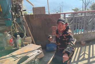 杀熊救妻木匠讲述过程:两人两狗协力将黑熊击杀