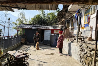 杀熊救妻木匠讲述过程:两人两狗协力将黑熊击杀