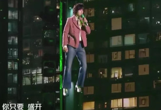 湖南台跨年夜惊险一幕：王一博安全扣没扣紧