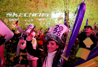 纽约大苹果震撼降落2025迎新年 百万群众嗨翻涌入