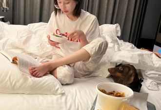 赵露思边吃锅包肉边看书 戴白框眼镜体态消瘦