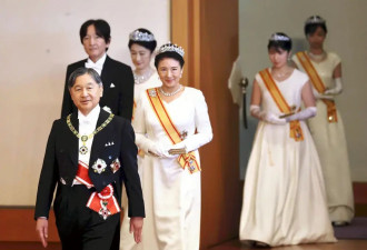日本皇室齐聚庆新年！公主穿白裙戴皇冠，62岁雅子皇后比女儿还美