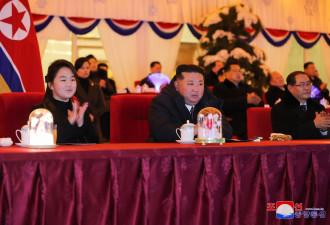 朝鲜迎新年庆典 金正恩带女儿现身 两人拥抱贴脸