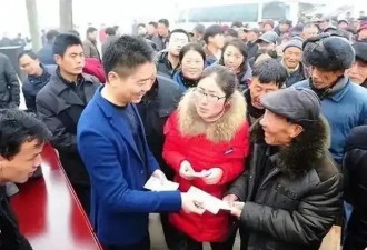 刘强东给60岁以上老人发1万元，村民：不发也感恩