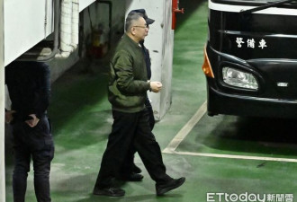 柯文哲“双手上铐”走上囚车