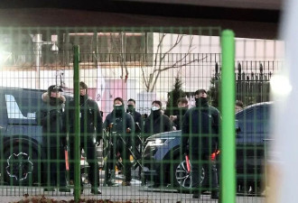 韩国调查机关人员同总统警卫部门对峙...