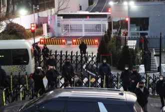 现场丨韩国警察与总统警卫处对峙画面曝光