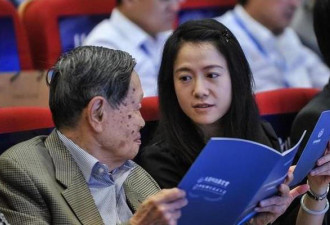 103岁杨振宁与娇妻合照爆火 翁帆满脸幸福