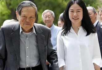 103岁杨振宁与娇妻合照爆火 翁帆满脸幸福