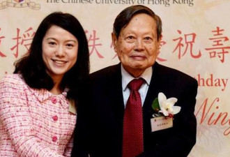 103岁杨振宁与娇妻合照爆火 翁帆满脸幸福