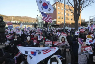 尹锡悦铁粉持美韩国旗 希望美国出面干预