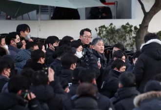 见证历史时刻！逮捕尹锡悦现场 支持者“用生命阻挡”