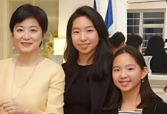 已经18岁的黄多多打扮成熟，与妈妈一样一见误终身