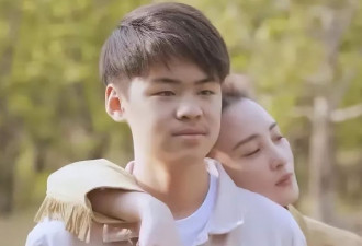 已经18岁的黄多多打扮成熟，与妈妈一样一见误终身