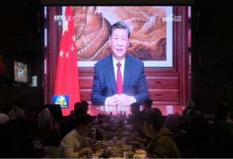 那个趾高气扬、指指点点的习近平消失了
