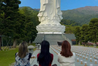 范冰冰陪阔太拜观音，穿大红毛衣合照亲密搭肩