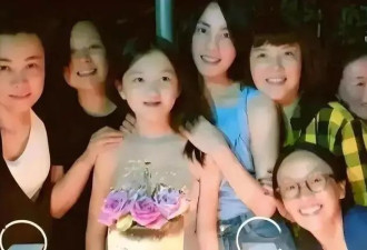 55岁王菲国外太敢穿了，紧身毛衣配豹纹短裙太狂野，不仅不俗还很时髦！