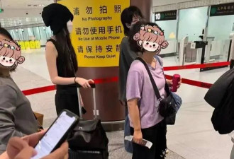 55岁王菲国外太敢穿了，紧身毛衣配豹纹短裙太狂野，不仅不俗还很时髦！