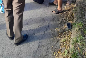 美国游客泰国骑车撞死行人，现场悔恨跪地