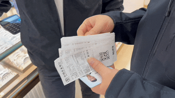 男子买3条大金链，竟掏出28张付款码！当场被带走