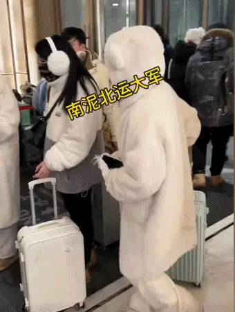 “搓澡排几百个号、自助餐被抢光，网红洗浴中心最近被挤成逃难破庙”