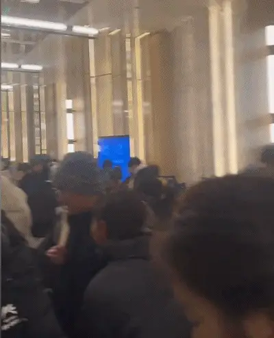 “搓澡排几百个号、自助餐被抢光，网红洗浴中心最近被挤成逃难破庙”
