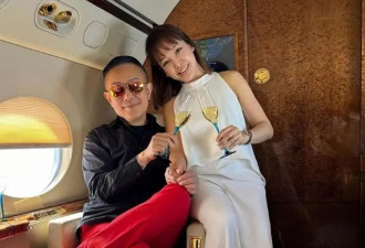 67岁香港男星结婚，和新婚妻子搭私人飞机度蜜月