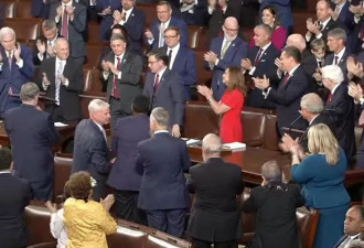 美国国会开幕首日重演闹剧：特朗普紧急做出干预...