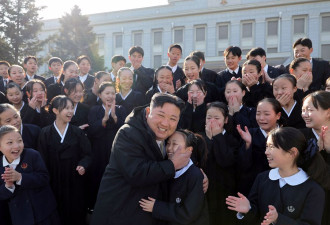 金正恩用力熊抱一名女童 吓傻众人