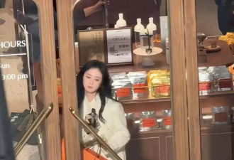 曝蒋欣商场中拍戏，被气得推门扭头就走，瘦了好多大衣下面空荡荡